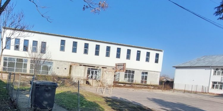 Sală de sport neterminată, după 14 ani. Eugen Pîrvulescu a încasat și a amânat