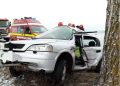 O femeie a ajuns la spital, după ce a derapat cu mașina și s-a izbit de un copac