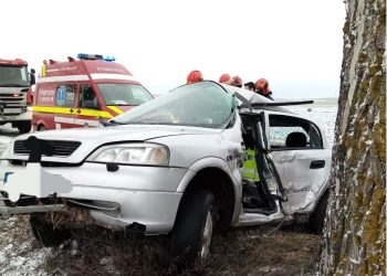 O femeie a ajuns la spital, după ce a derapat cu mașina și s-a izbit de un copac