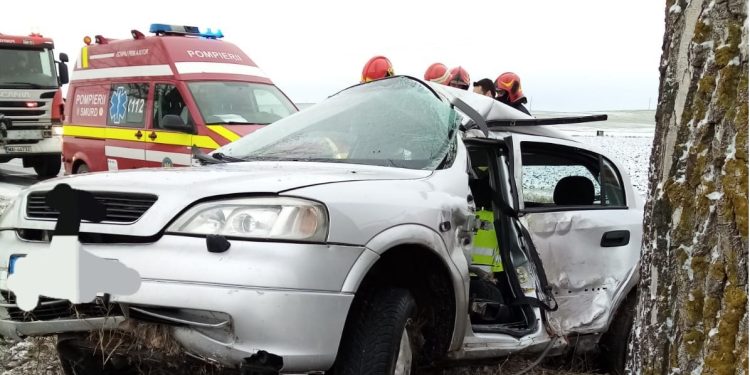 O femeie a ajuns la spital, după ce a derapat cu mașina și s-a izbit de un copac