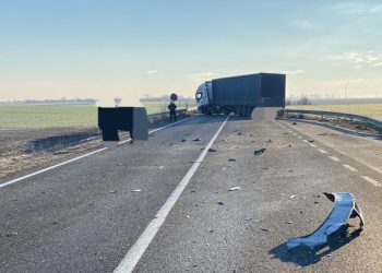 Impact violent între un tir și un autoturism, pe DE70