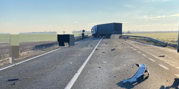 Impact violent între un tir și un autoturism, pe DE70