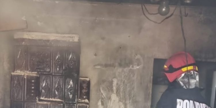 Bătrân din Zâmbreasca, salvat din flăcări de vecini