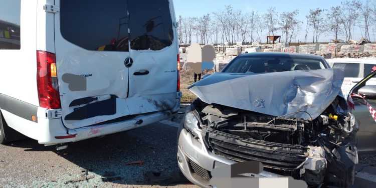 O femeie a ajuns la spital, după un accident cu patru autoturisme implicate, la ieșire din Vitănești FOTO