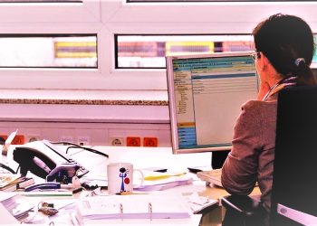 Cu diploma semnată de femeia de serviciu, angajată la două instituții publice din Teleorman. Este cercetată sub control judiciar