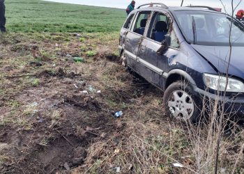 Patru persoane au ajuns la spital după ce s-au răsturnat cu mașina pe DJ 506