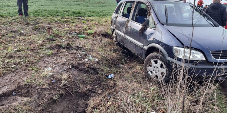 Patru persoane au ajuns la spital după ce s-au răsturnat cu mașina pe DJ 506