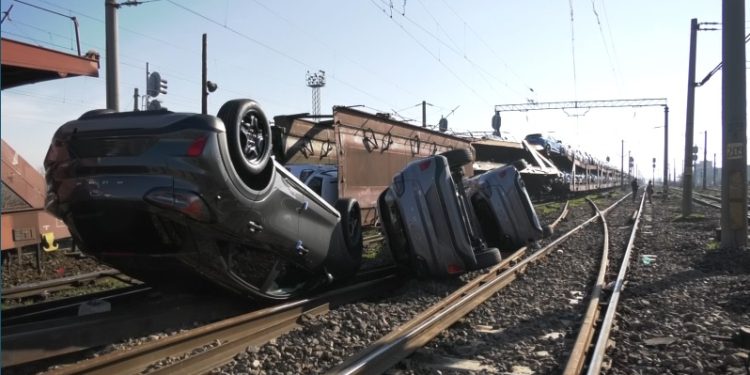Vagonul unui tren de marfă s-a răsturnat în Roșiori de Vede FOTO