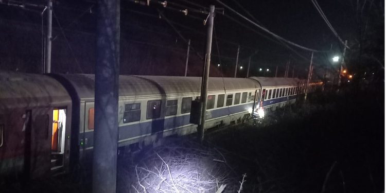 Incident feroviar în Teleorman, între Roșiori de Vede și Măldăeni. 12 persoane rănite/ „Aceste trenuri s-au lovit fără discuție”