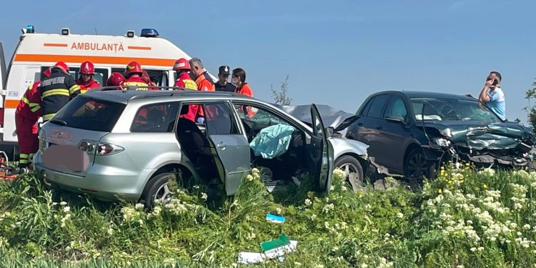 FOTO | Accident grav pe DN 6: trei persoane au fost rănite. Un tânăr a fost preluat de un elicopter SMURD