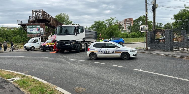 Femeie de 65 de ani, lovită în plin de un camion, la Turnu Măgurele