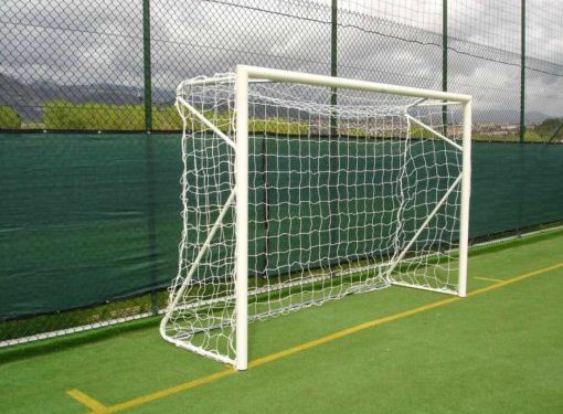 Adolescent accidentat grav după ce a căzut poarta de fotbal peste el