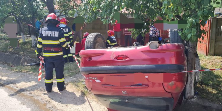 A intrat cu mașina în stâlp și a ajuns la spital [FOTO/VIDEO]