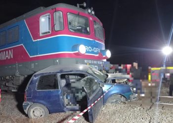 Accident feroviar la Peretu. Un autoturism a fost lovit de tren (FOTO)