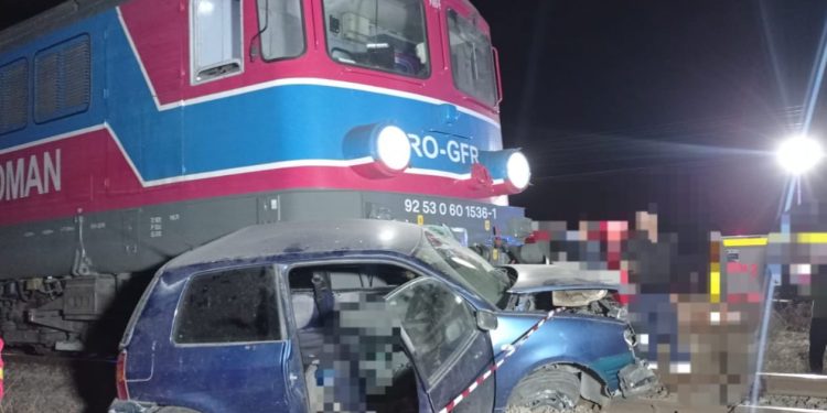 Accident feroviar la Peretu. Un autoturism a fost lovit de tren (FOTO)