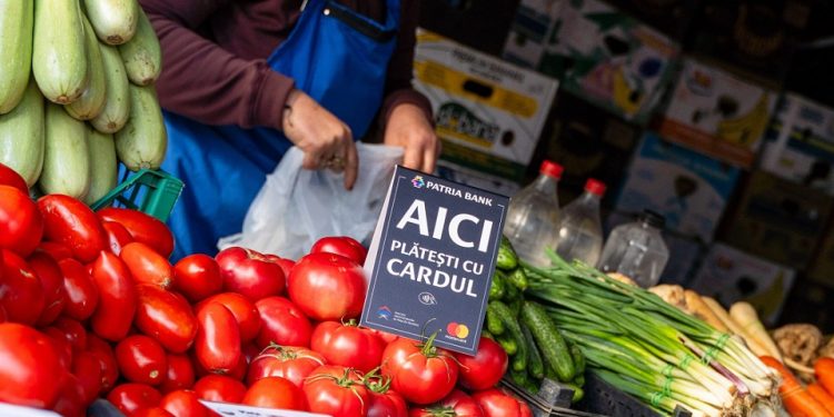 Plata cu cardul, în piața din Alexandria