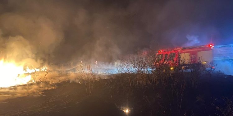 Weekend de foc pentru pompierii militari teleormăneni: 37 incendii de vegetație uscată