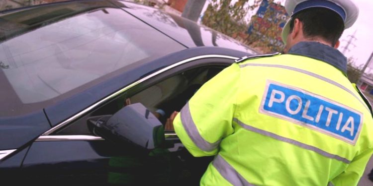 Reținut pentru că a lovit intenționat o autospecială de poliție