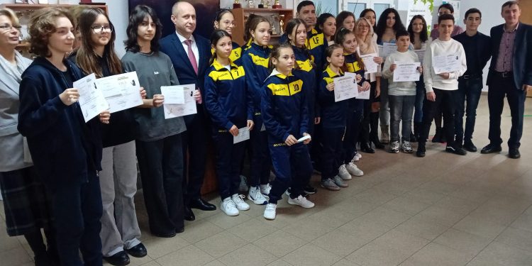 Caravana Excelenței în Educație, în județul Teleorman. Diplome și premii în bani pentru elevi și profesori