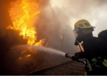 Incendiu la Peretu. Acoperișul unei case a fost distrus de foc