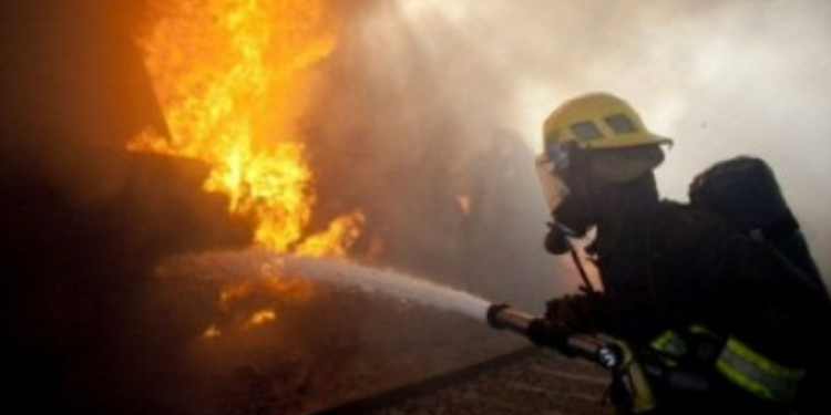 Incendiu la Peretu. Acoperișul unei case a fost distrus de foc
