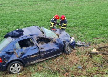 Accident rutier la Gratia. Un tânăr s-a răsturnat cu mașina (FOTO)