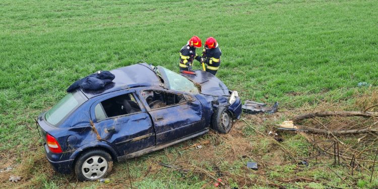 Accident rutier la Gratia. Un tânăr s-a răsturnat cu mașina (FOTO)