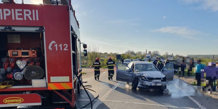 Accident rutier pe DN 6, la ieșire din Roșiori de Vede spre Caracal. Patru adulți și un copil de 13 ani au ajuns la spital (FOTO)