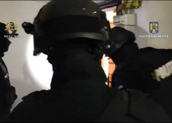 Persoană cercetată pentru trafic de droguri de risc, conducere fără permis și conducere sub influența alcoolului sau a altor substanțe (Video)