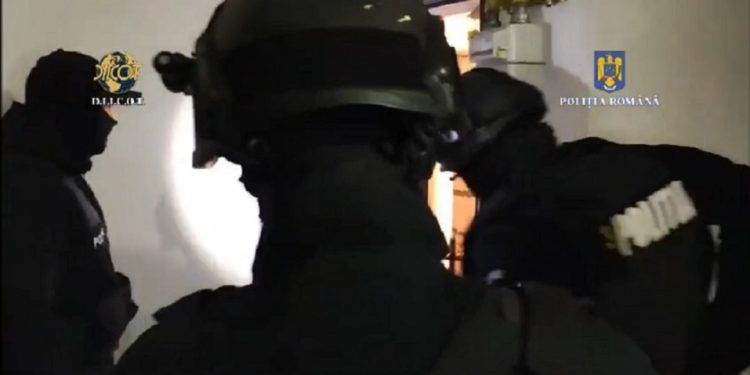 Persoană cercetată pentru trafic de droguri de risc, conducere fără permis și conducere sub influența alcoolului sau a altor substanțe (Video)