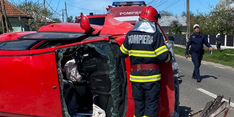 (FOTO) Accident rutier pe DN 51 A, în localitatea Fântânele. O persoană a rămas blocată în mașină