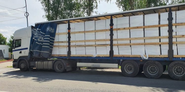 Aproape 10 milioane de țigarete nedeclarate la controlul de frontieră, descoperite la P.T.F. Turnu Măgurele (Video)