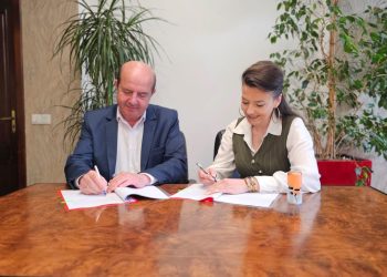 Primăria Municipiului Alexandria. Semnarea contractului „Achiziția de mobilier pentru sălile de clasă”