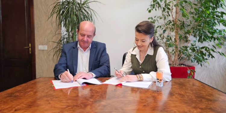 Primăria Municipiului Alexandria. Semnarea contractului „Achiziția de mobilier pentru sălile de clasă”