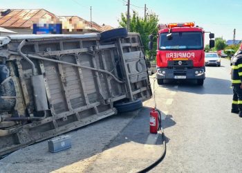 Autoutilitară răsturnată la Peretu. Un bărbat a ajuns la spital