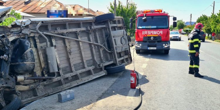 Autoutilitară răsturnată la Peretu. Un bărbat a ajuns la spital