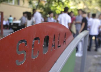 Un elev al școlii generale din comuna Călinești a ajuns la spital după ce a fost lovit de o poartă metalică