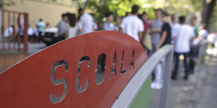 Un elev al școlii generale din comuna Călinești a ajuns la spital după ce a fost lovit de o poartă metalică