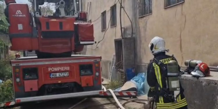 Incendiu la un depozit de mobilă, în zona stației CFR din Alexandria / Video