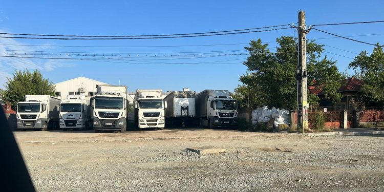 Locuitorii unui cartier din municipiul Roșiori de Vede, terorizați de zgomotul tirurilor care aprovizionează fabrica de biscuiți