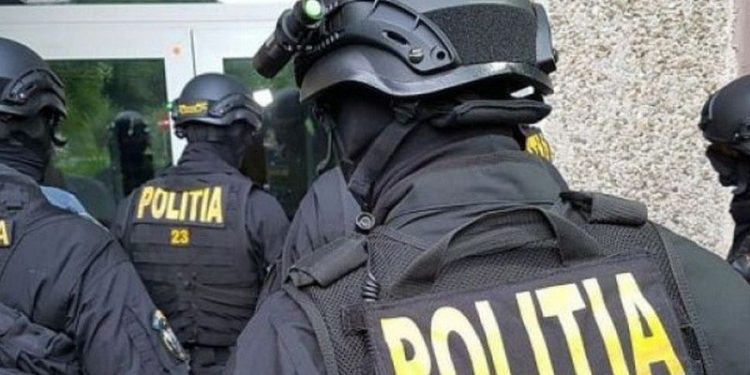 Peste 300 de percheziții domiciliare la persoane cercetate pentru nerespectarea regimului armelor și munițiilor