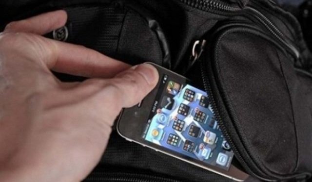 Femeie din Roșiori de Vede, cercetată pentru tâlhărie, reținută polițiști