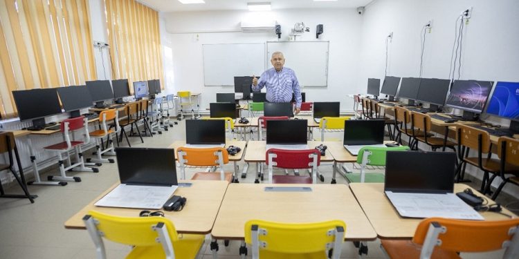 Primăria Orașului Zimnicea: Continuăm digitalizarea școlilor