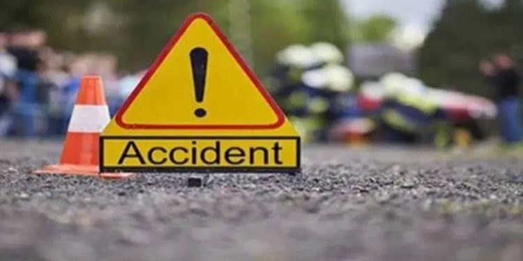 Autoturism răsturnat în afara carosabilului, pe E70, la Vitănești