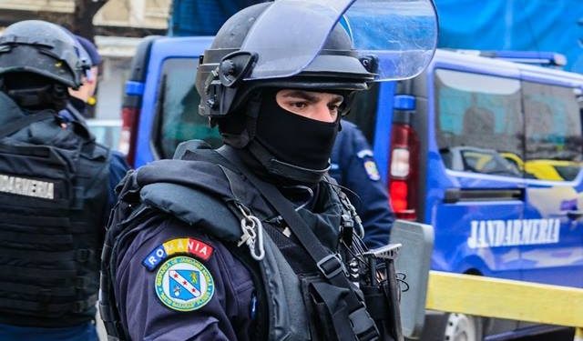 Armă de vânătoare cu lunetă aplicată, depistată de jandarmi în mașina unui tânăr de 23 de ani