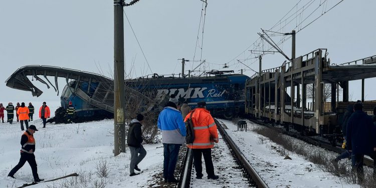 Accident feroviar în județul Olt. Un tren de marfă a deraiat și a lovit un alt marfar (Galerie foto)
