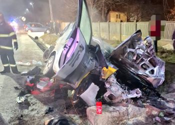 Bărbat încarcerat, salvat de pompieri după ce i-a luat foc mașina