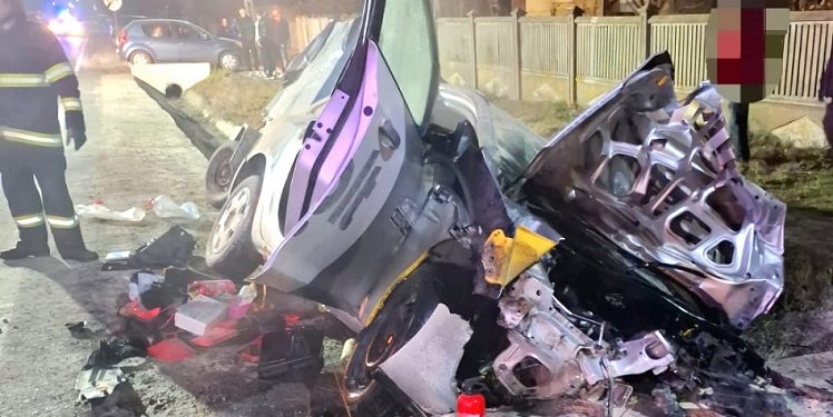 Bărbat încarcerat, salvat de pompieri după ce i-a luat foc mașina