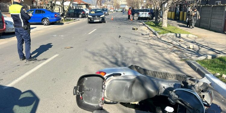 Accident produs între un autoturism și un motoscuter, în Alexandria