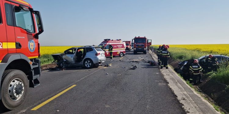 Accident rutier grav pe DN 52 Alexandria – Furculești, 2 auto implicate, posibil 3 victime încarcerate